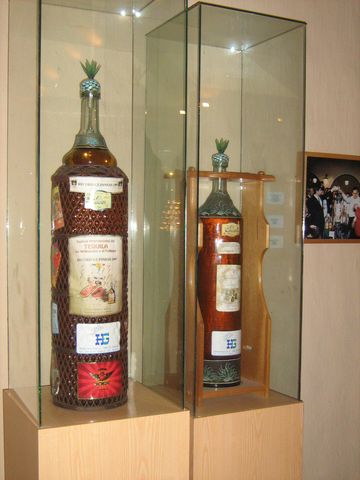 Una botellita de tequila Cofradía (premio guinnes)