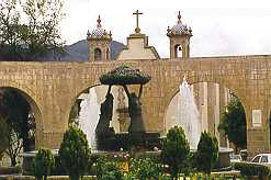 Acueducto y fuente las tarascas en Morelia