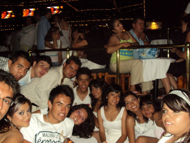 Todos en el antro