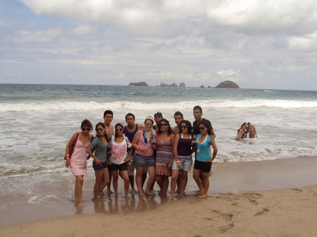por fin en la playa, todos felices
